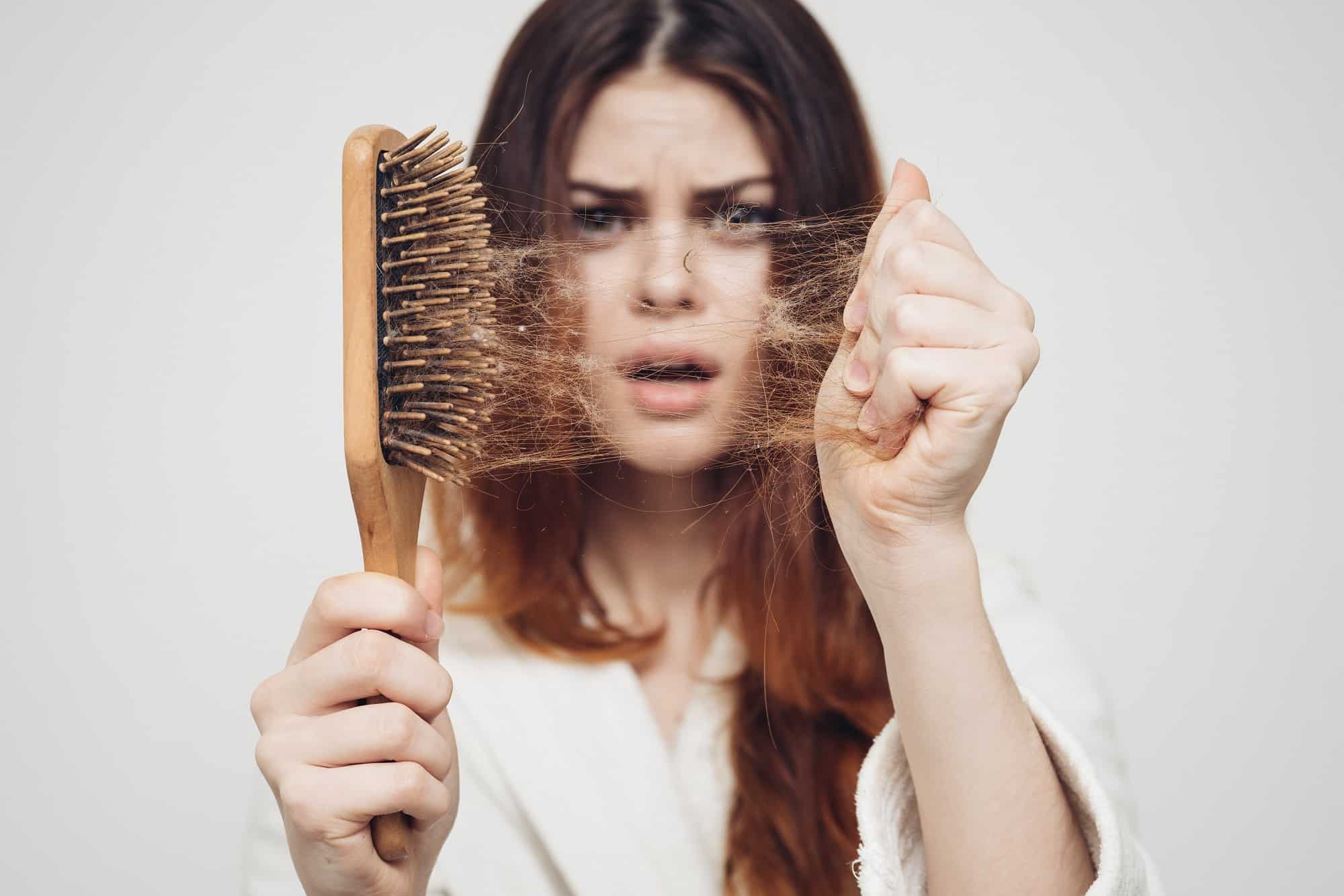 6 złotych rad dla dziewczyn, które walczą z wypadającymi włosami