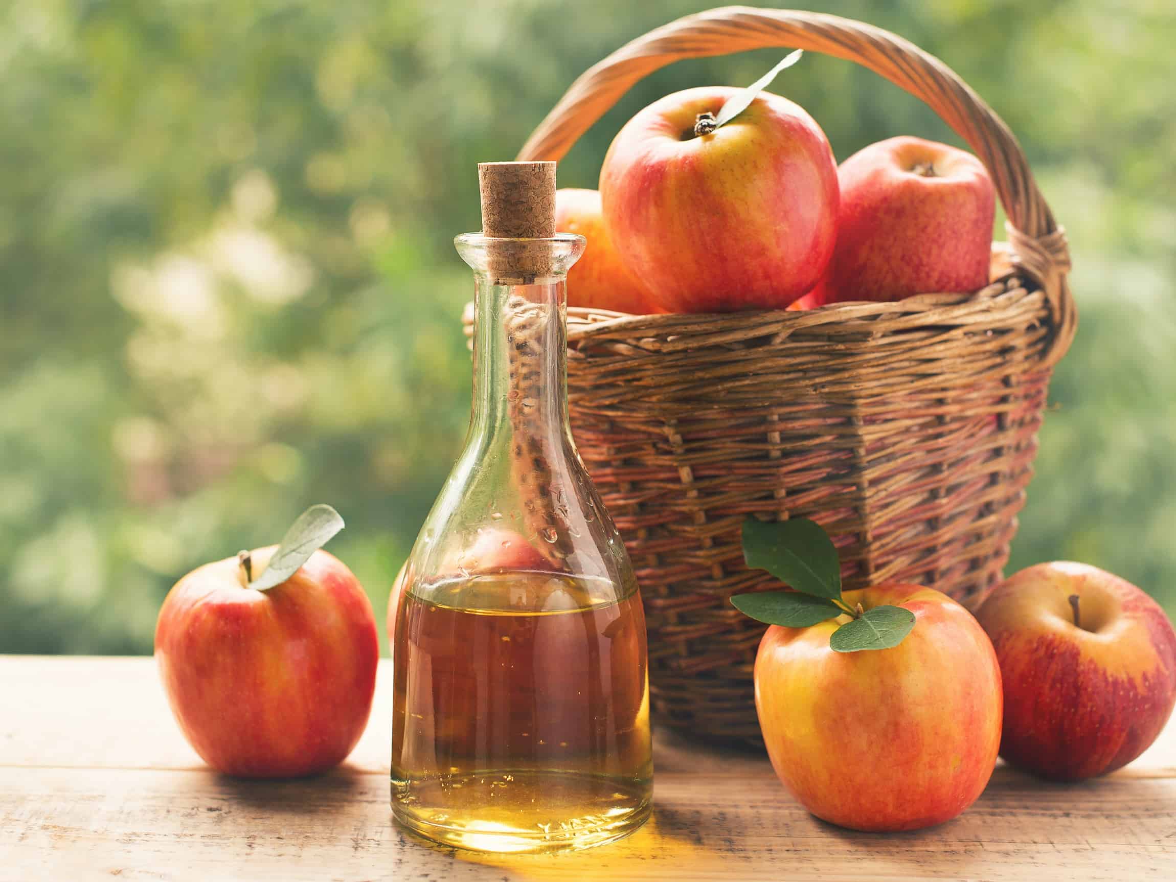 Jak ocet jabłkowy pomaga w pielęgnacji włosów i skóry głowy?