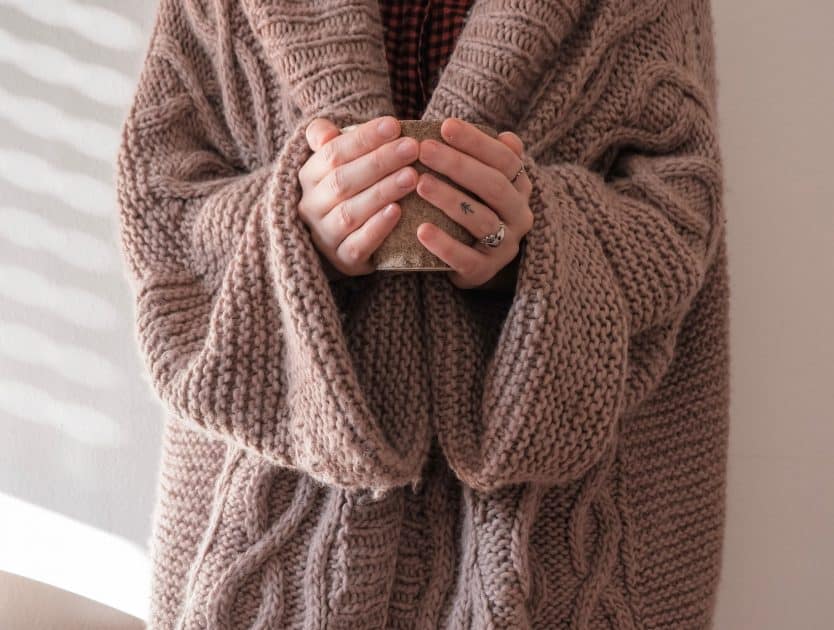 7 najmodniejszych swetrów z polską metką, których nie będziesz chciała ściągnąć aż do wiosny