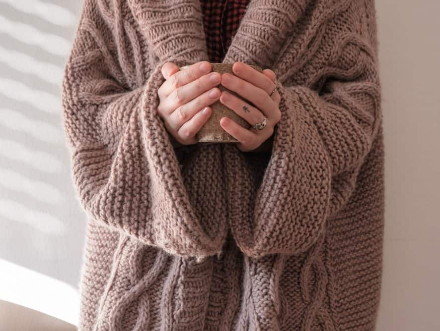 7 najmodniejszych swetrów z polską metką, których nie będziesz chciała ściągnąć aż do wiosny