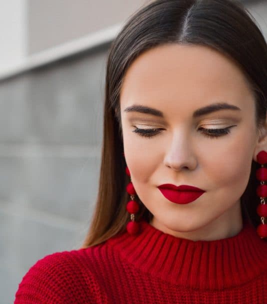 Zimowy makijaż z czerwonymi ustami - poznaj najlepsze triki!