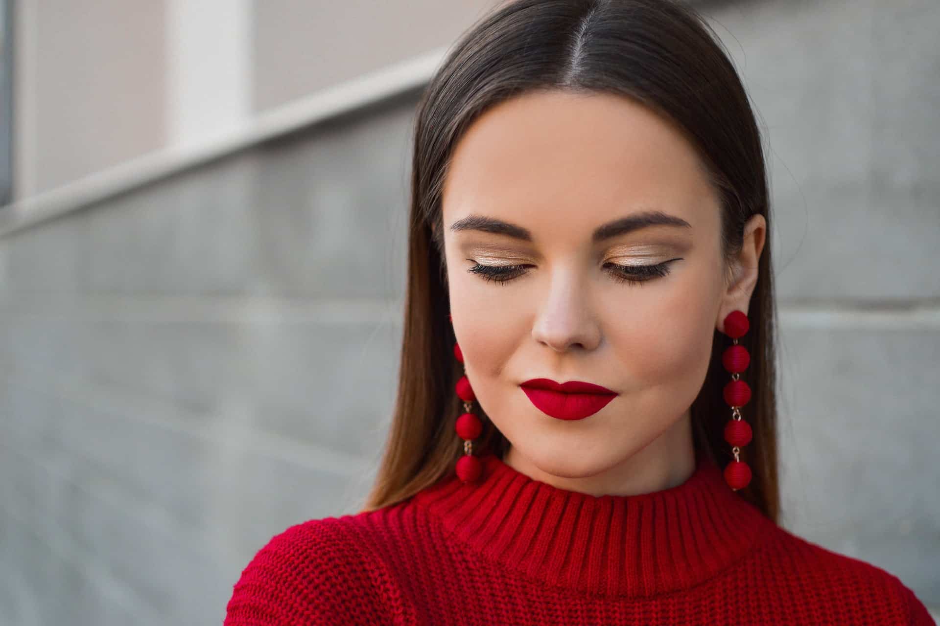 Zimowy makijaż z czerwonymi ustami – poznaj najlepsze triki!