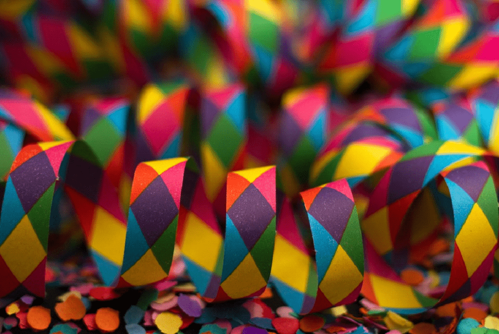 Konfetti i kolorowe wstążki, używane na imprezach