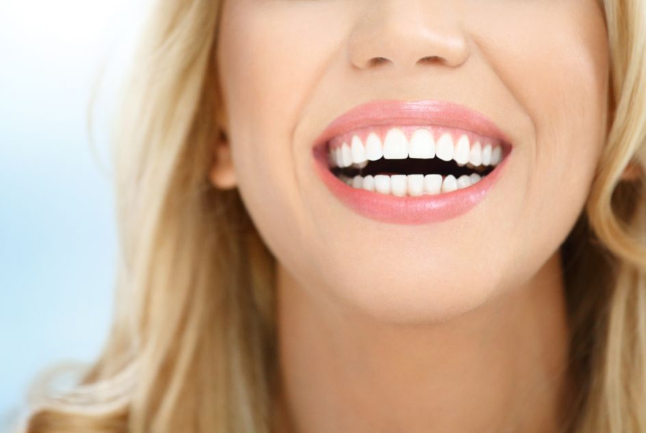 Porównanie profesjonalnego wybielania zębów z metodami domowymi